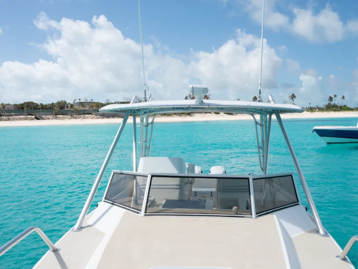 Ein Intrepid Side Console mieten in Nassau