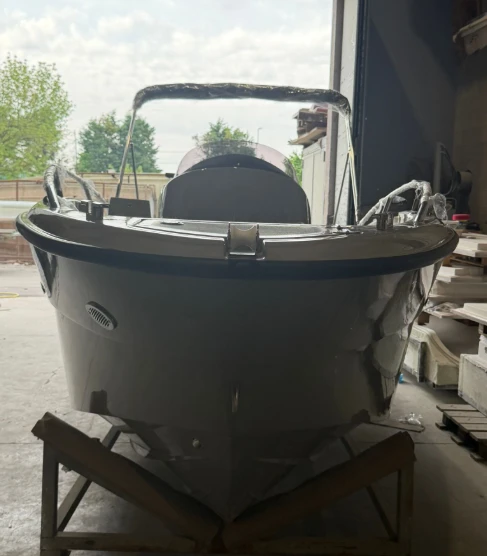 Motorboot mit oder ohne Skipper Clear mieten in Angera