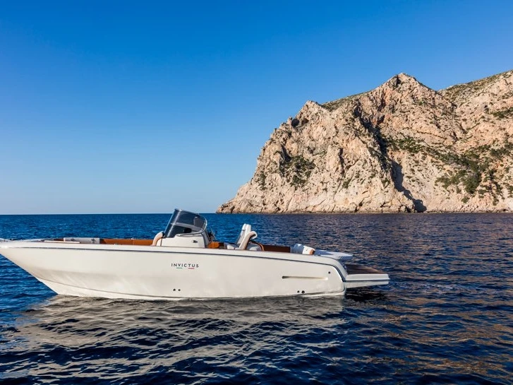 Motorboot mit oder ohne Skipper Invictus  mieten in Portimão
