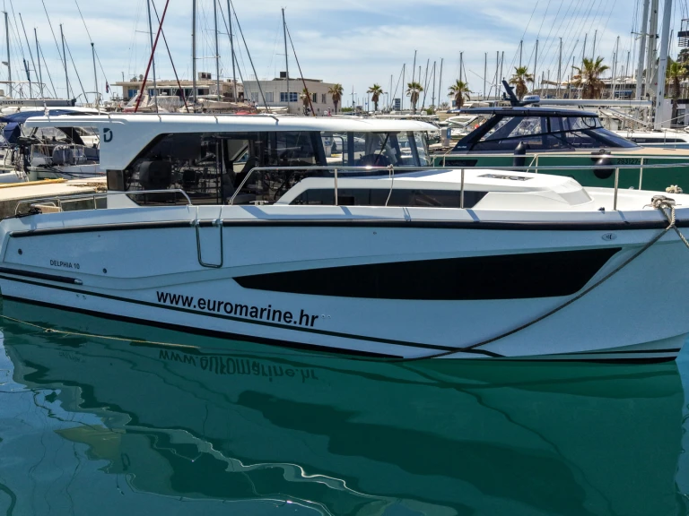 Ein Delphia Delphia 10 Sedan mieten in Split