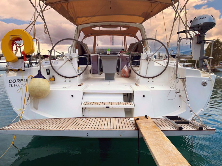 Ein Bénéteau Oceanis 41.1 mieten in Álimos