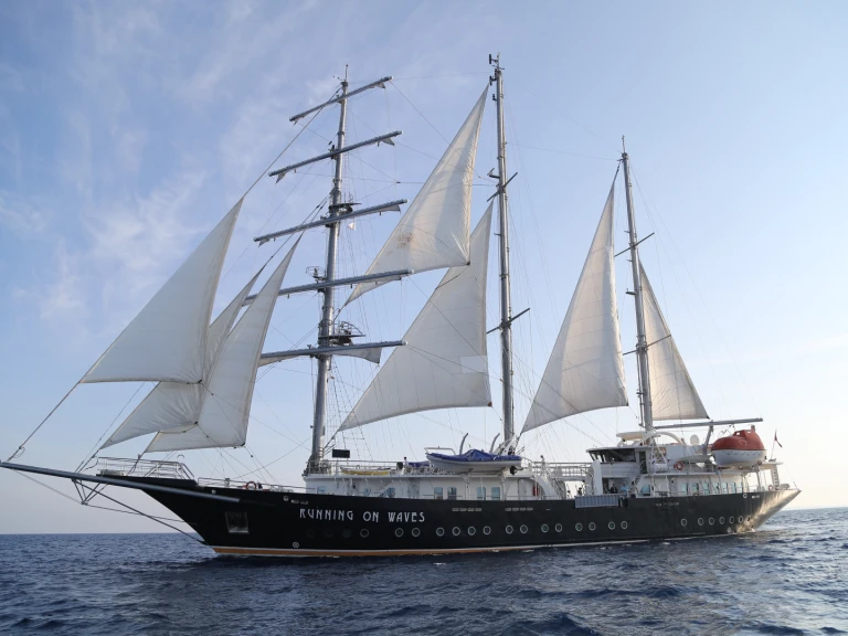Ein Custom Made custom mieten in Piraeus Port