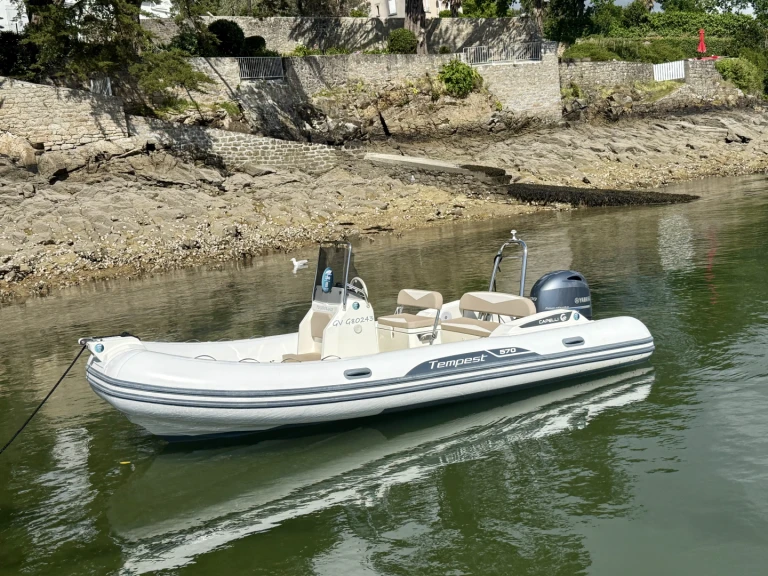 Schlauchboot mieten in Combrit zum besten Preis