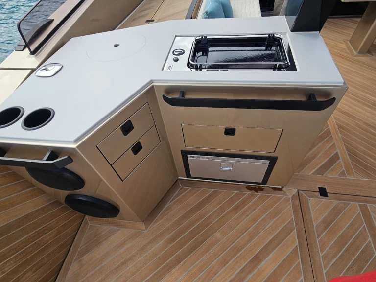 Ein Alium 42 T Top mieten in Cannes