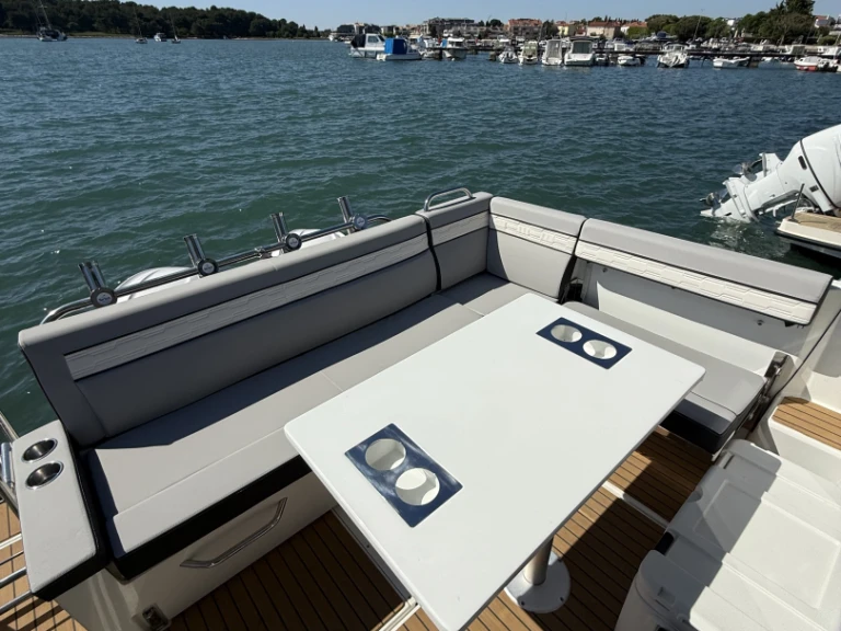 Ein Jeanneau Merry Fisher 895 Cruiser mieten in Medulin