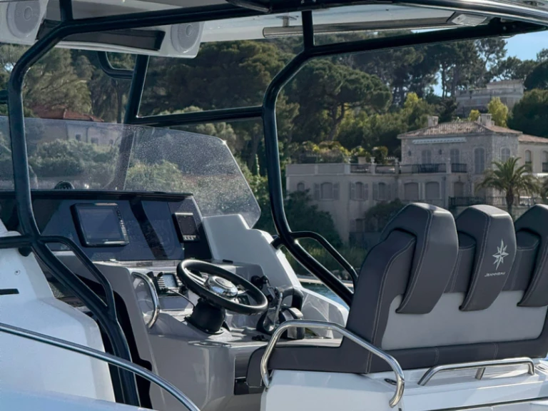 YachtCharter in Antibes - Jeanneau Cap Camarat 9.0 CC auf SamBoat
