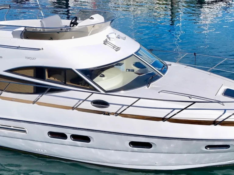 Ein Sealine F425  mieten in Antibes
