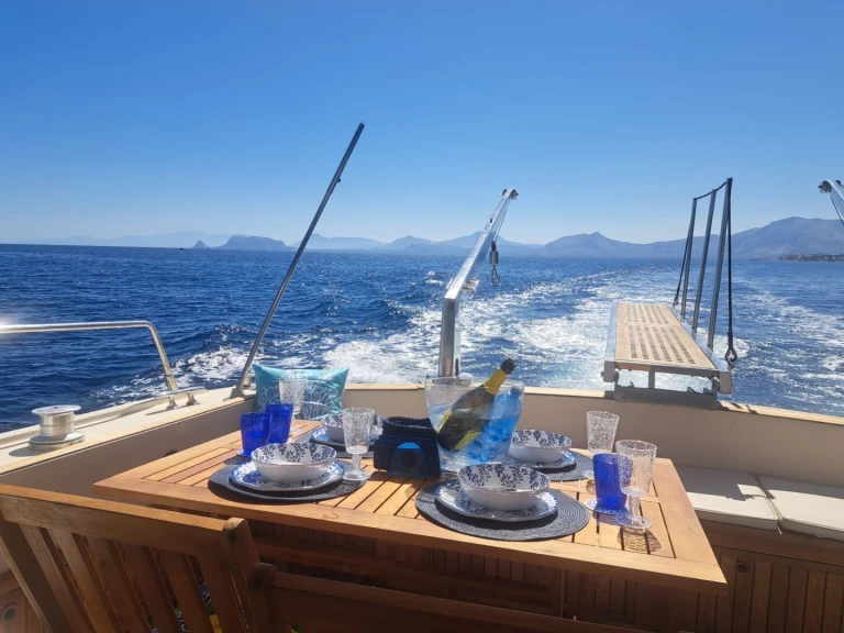Ein superitalia flybridge mieten in Palermo