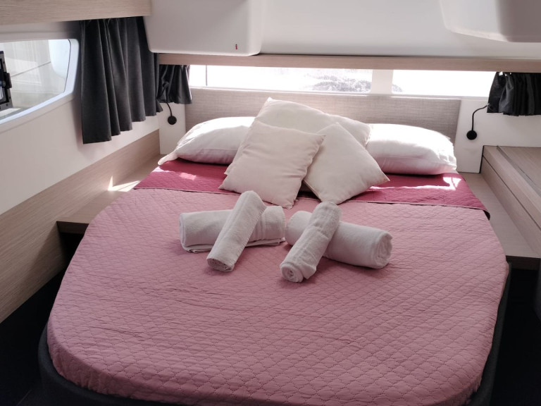 Ein Fountaine Pajot Isla 40 mieten in Cagliari