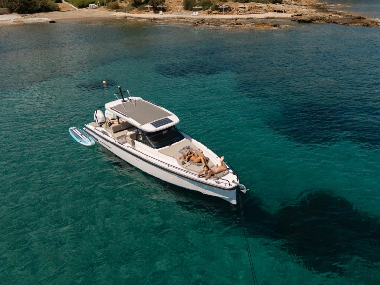 Ein Axopar Axopar 37 Sun-Top mieten in Athen