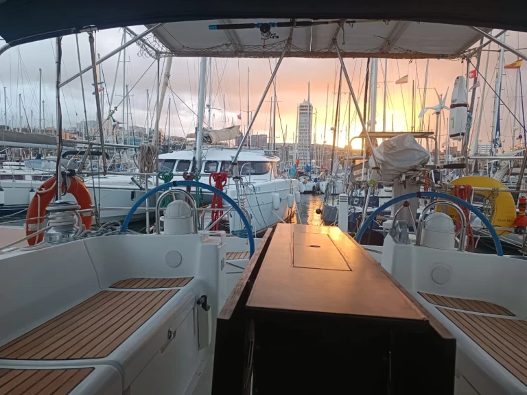Ein Bénéteau Oceanis 473 Clipper mieten in Tivat
