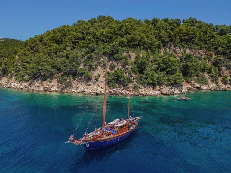 YachtCharter in Skiathos - Custom made by Psarros shipping Liberty auf SamBoat