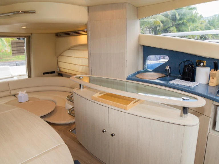 Motorboot mit oder ohne Skipper Azimut mieten in Mahé
