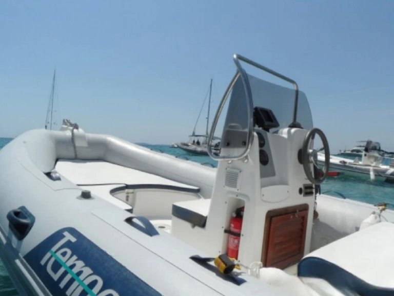 Ein Capelli Capelli 500 mieten in Golfe-Juan