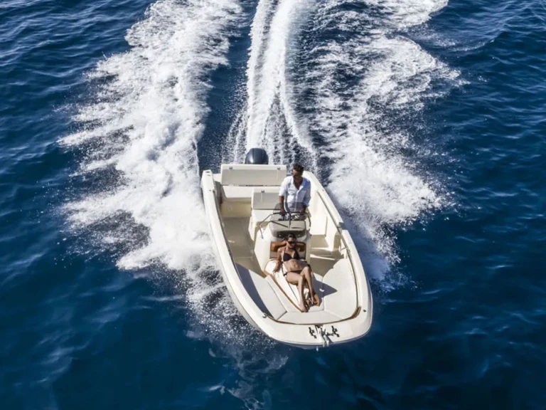 Vermietung Motorboot Invictus  mit Führerschein
