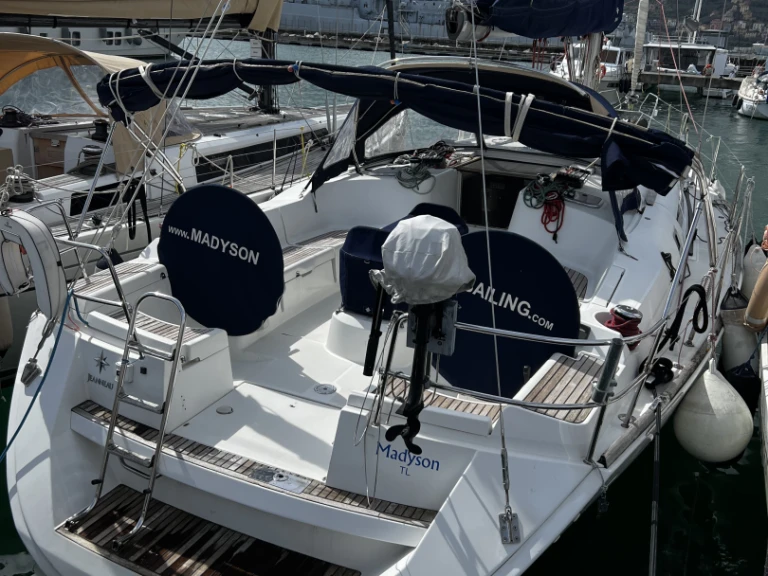 Ein Jeanneau Sun Odyssey 44i mieten in La Spezia