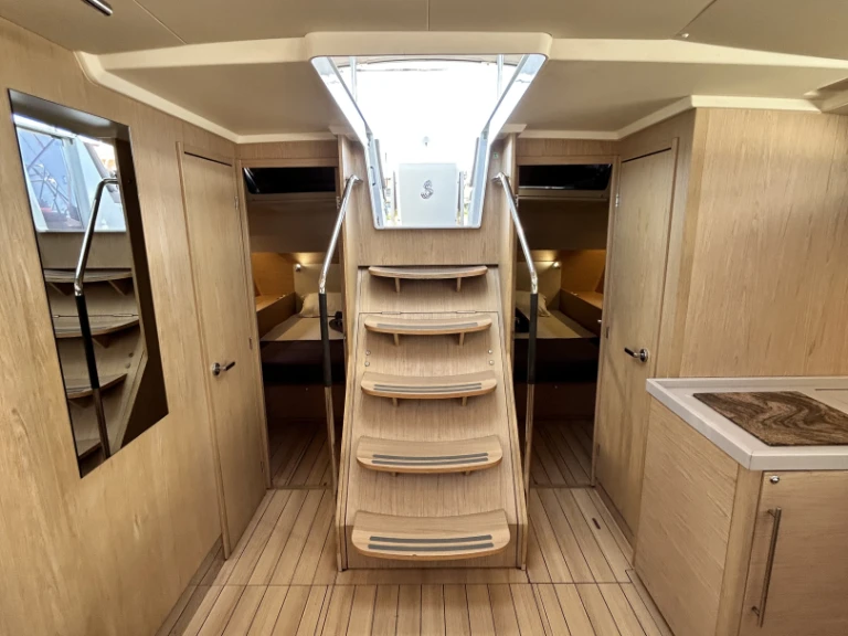 Ein Bénéteau Oceanis 51.1 mieten in Gouviá