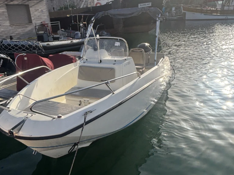 Ein Quicksilver Activ 555 Open mieten in Marseille