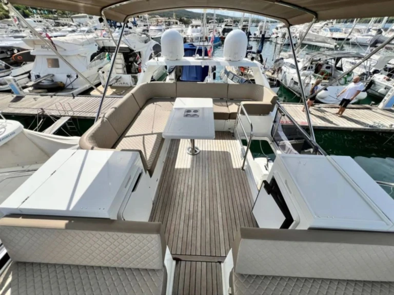 Galeon Galeon 420 Fly - 3 cab. mieten Punat