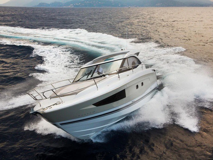 Ein Jeanneau Leader 36 mieten in Punat