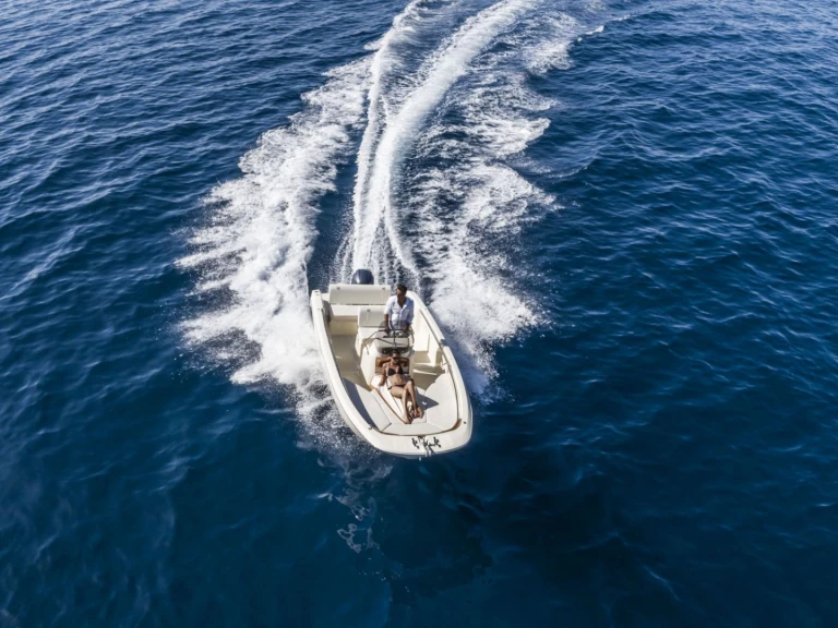 Motorboot mit oder ohne Skipper Invictus  mieten in Saint-Raphaël