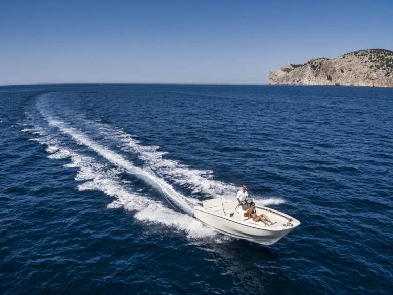 Vermietung Motorboot Invictus  mit Führerschein