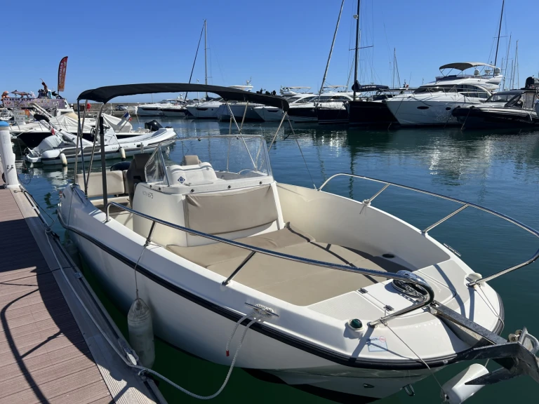 Ein Quicksilver Activ 675 Open Sport mieten in Cannes