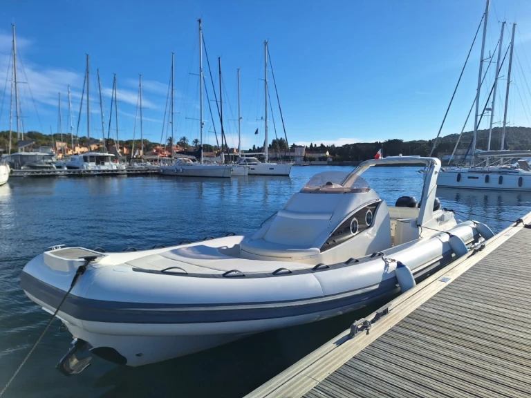 Ein Bwa BWA 34 mieten in Hyères