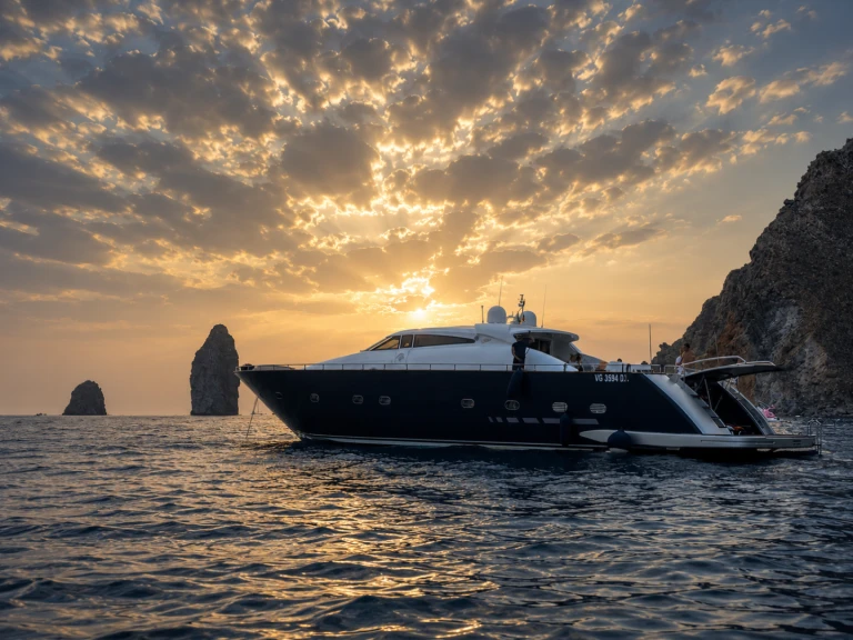 Yacht mieten in Poltu Quatu zum besten Preis