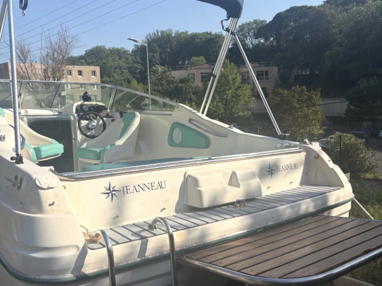 Motorboot mit oder ohne Skipper Jeanneau mieten in Frankreich