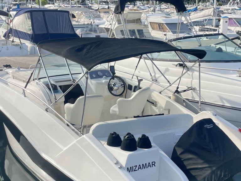 Ein Rio Rio 650 Day Cruiser mieten in Nizza