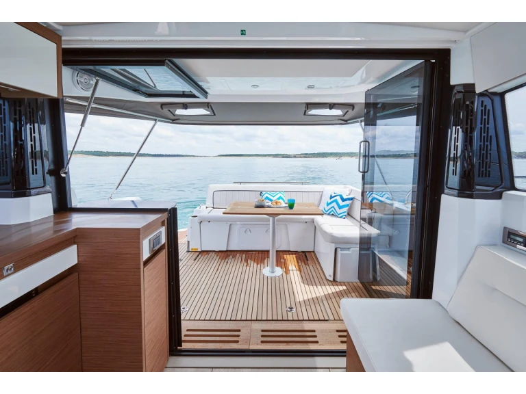 YachtCharter in Neapel - Jeanneau NC 37 auf SamBoat