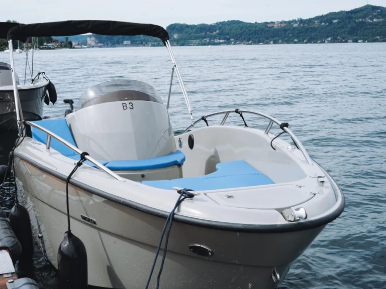 Motorboot mit oder ohne Skipper Clear mieten in Angera