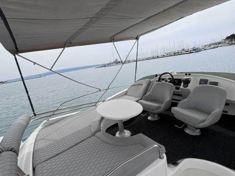 Bootsverleih Jeanneau Prestige 32 Fly Split Port Samboat