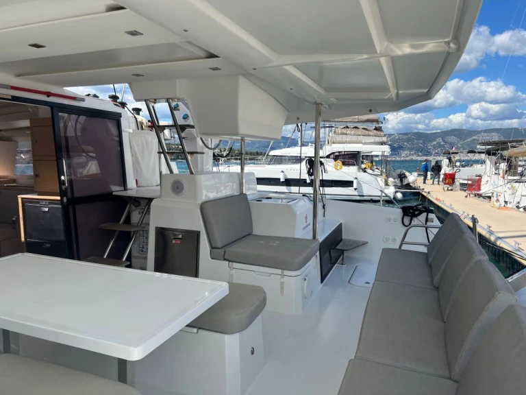 YachtCharter in Saint-Mandrier-sur-Mer - Fountaine Pajot Astrea 42 auf SamBoat