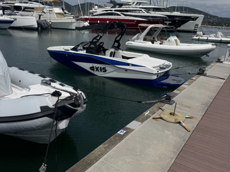 YachtCharter in Port des Marines de Cogolin - Axis T220 auf SamBoat