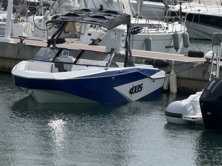 Ein Axis T220 mieten in Port des Marines de Cogolin