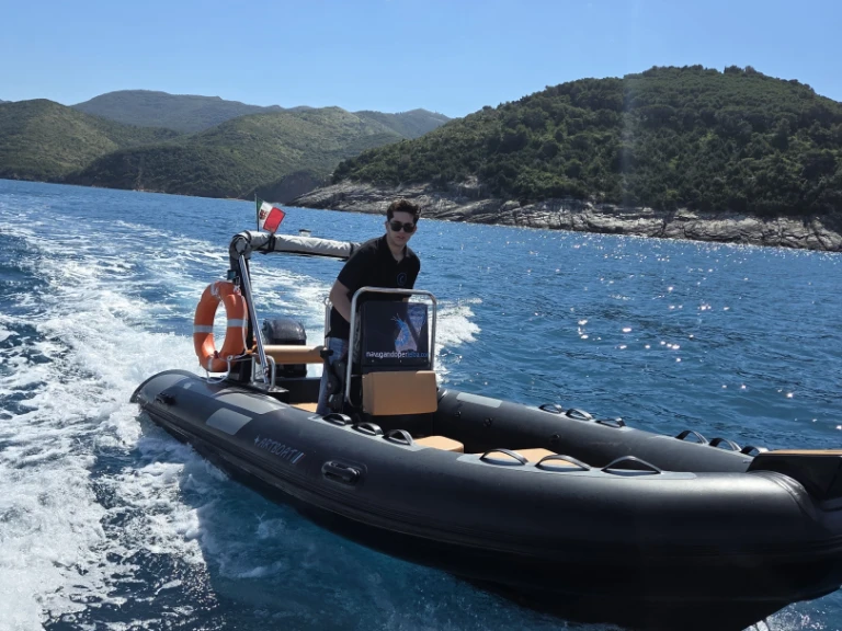 Ein artboat RIB 500 mieten in Portoferraio Port