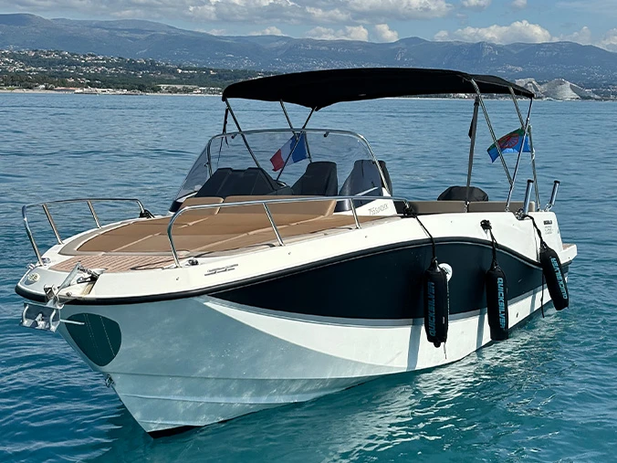 Ein Quicksilver Activ 755 Open mieten in Antibes