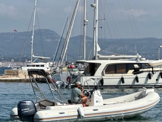Ein Capelli Tempest 626 Ivory mieten in Toulon