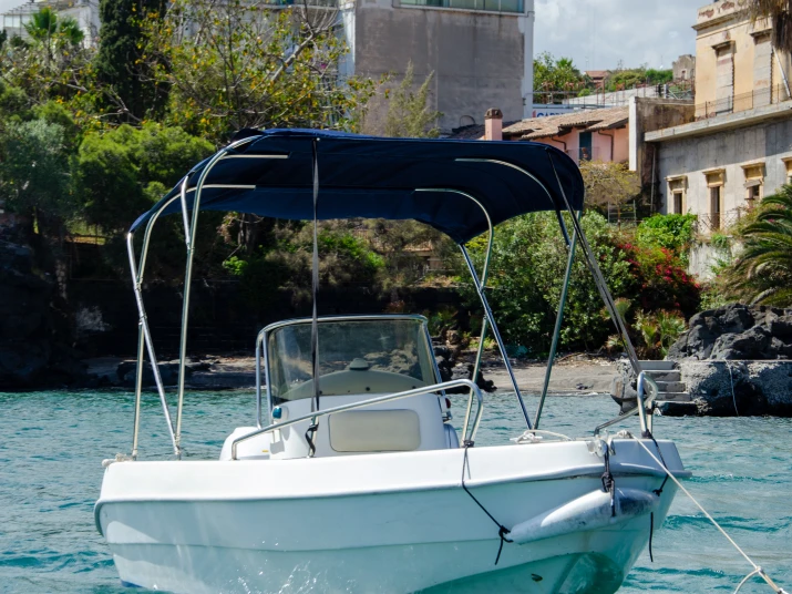 Motorboot mit oder ohne Skipper cosiver mieten in Catania