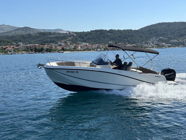 Ein Quicksilver Activ 755 Open mieten in Trogir