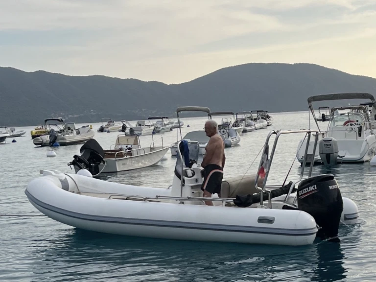 Schlauchboot mit oder ohne Skipper Zodiac mieten in Golfu di Lava