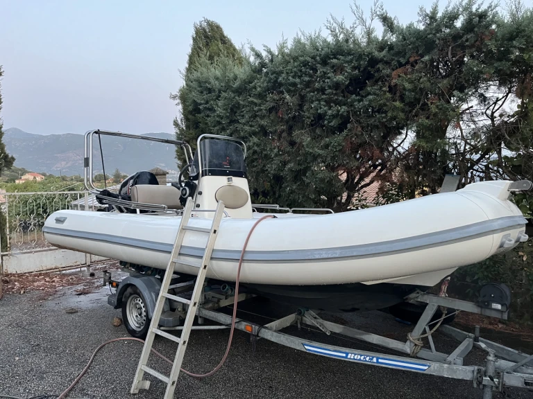 Zodiac Medline 540 mieten Golfu di Lava