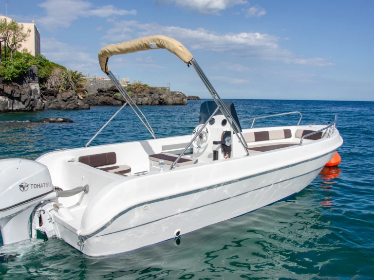 Ein cosiver Charro 555 mieten in Catania