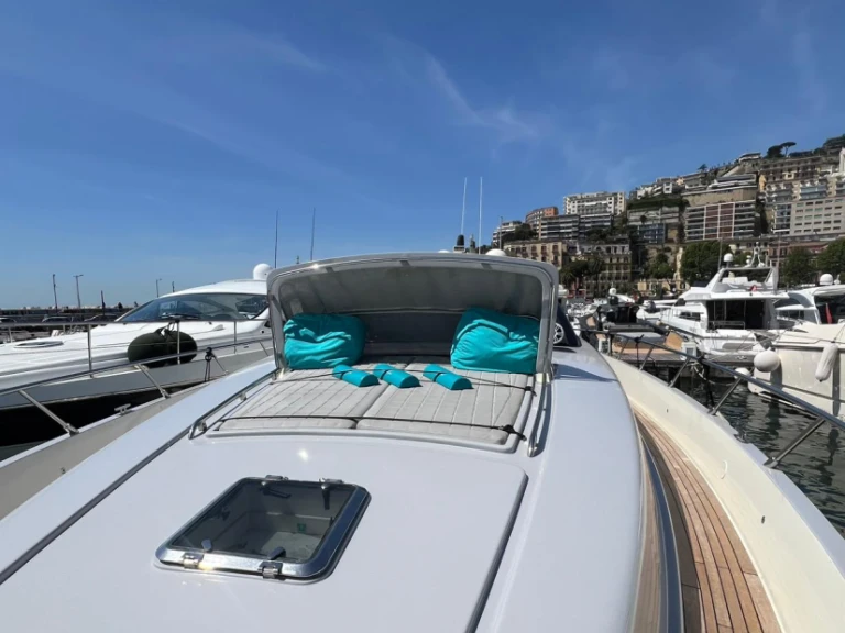 Ein Riva riva ego 68 mieten in Neapel