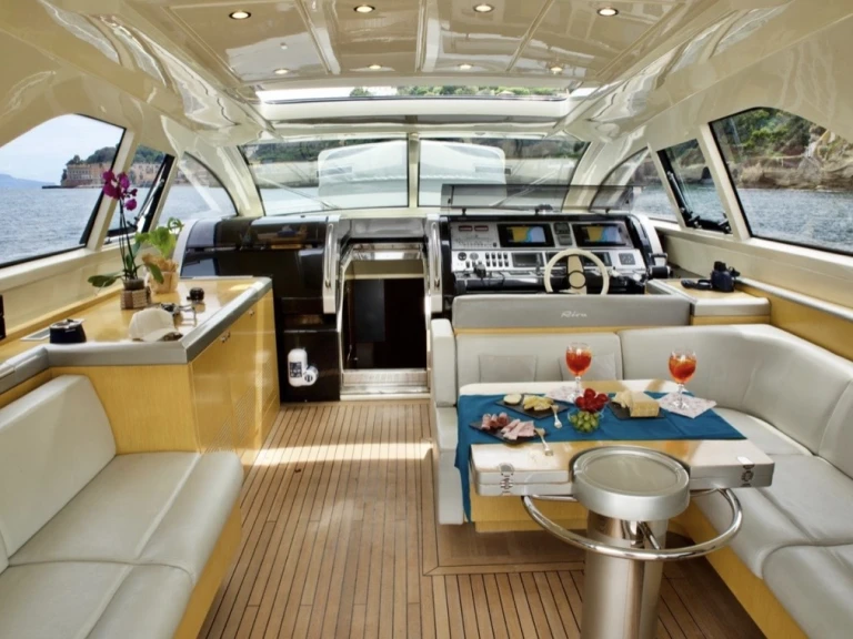 Ein Riva riva ego 68 mieten in Neapel