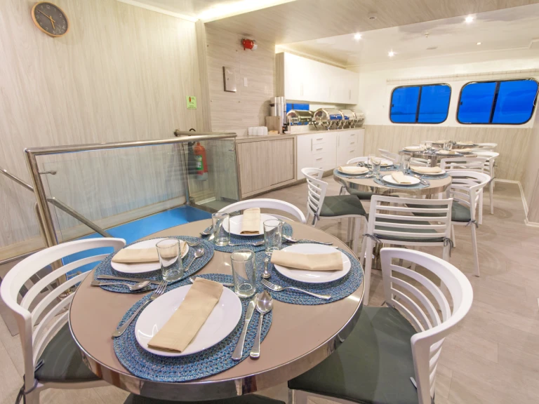 Ein  Motoryacht - Solaris mieten in Puerto Baquerizo Moreno