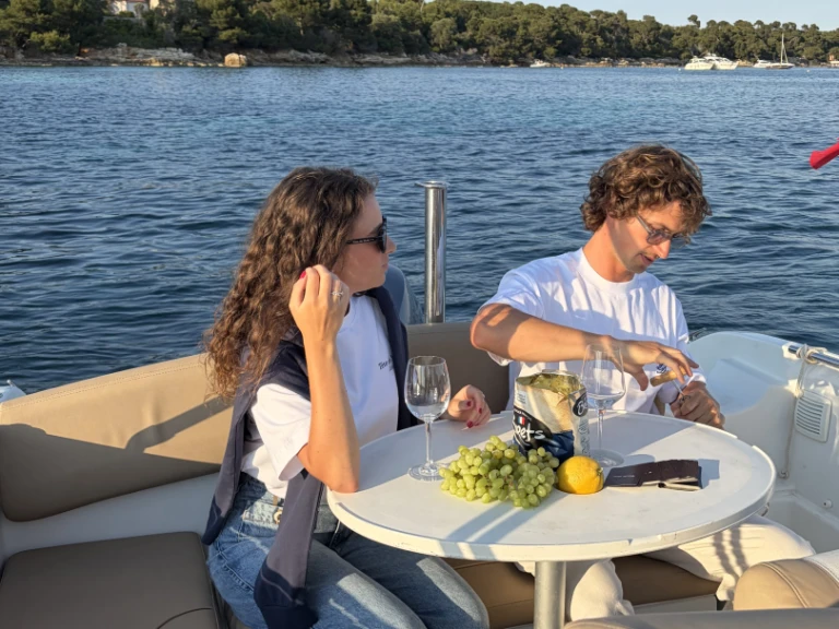 Motorboot mit oder ohne Skipper Jeanneau mieten in Cannes