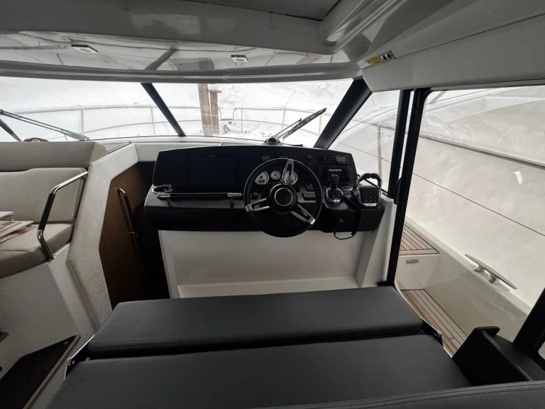Motorboot mit oder ohne Skipper Jeanneau mieten in Bacoli